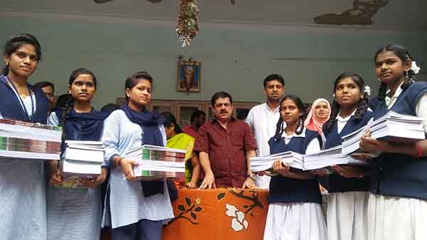 ಪಾಲಿಕೆ ವಿದ್ಯಾರ್ಥಿಗಳಿಗೆ ಪಠ್ಯ-ಪುಸ್ತಕ ವಿತರಣೆ